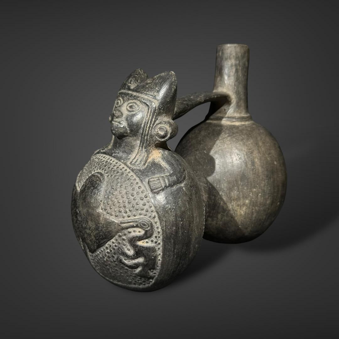 Pre-Columbian Chimu blackware pottery vessel (1 of 5)