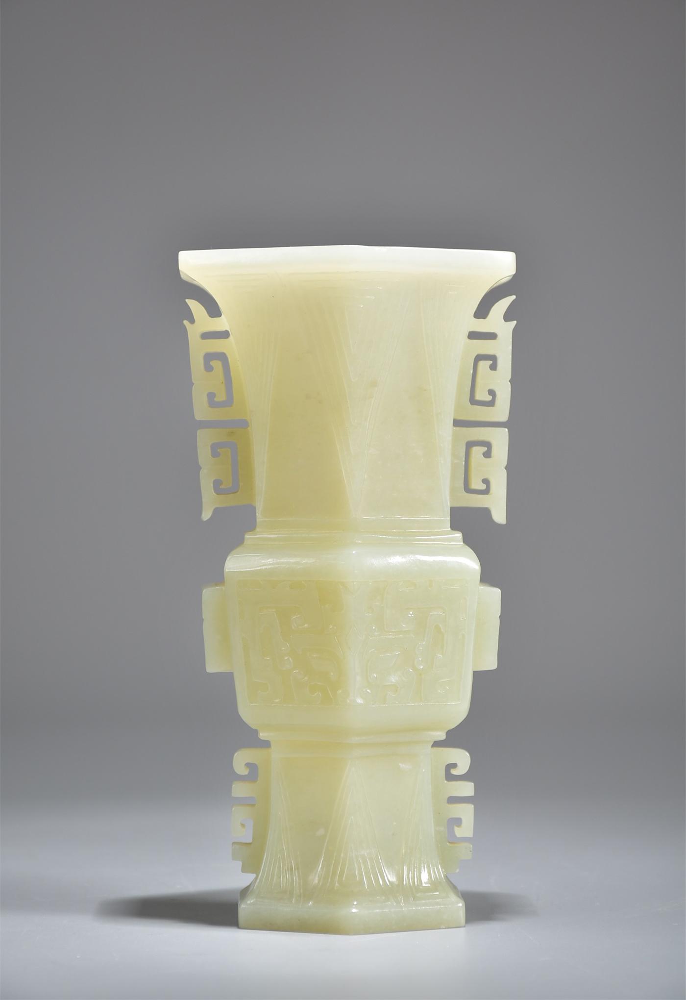 Qing Dynasty Hetian jade vase (1 of 7)