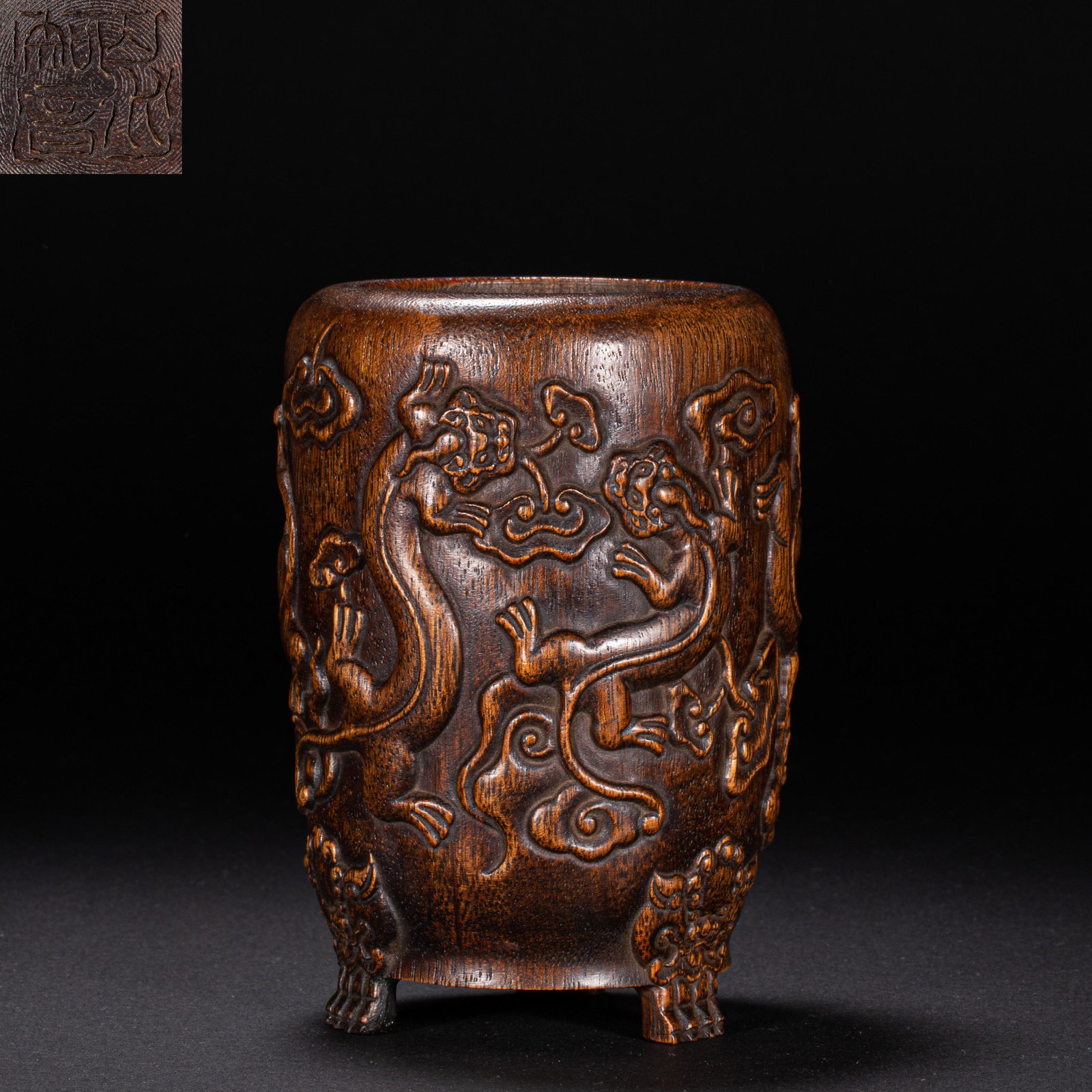 Agarwood pen holder in Qing Dynasty: Height: 14 cm, width: 10 cm