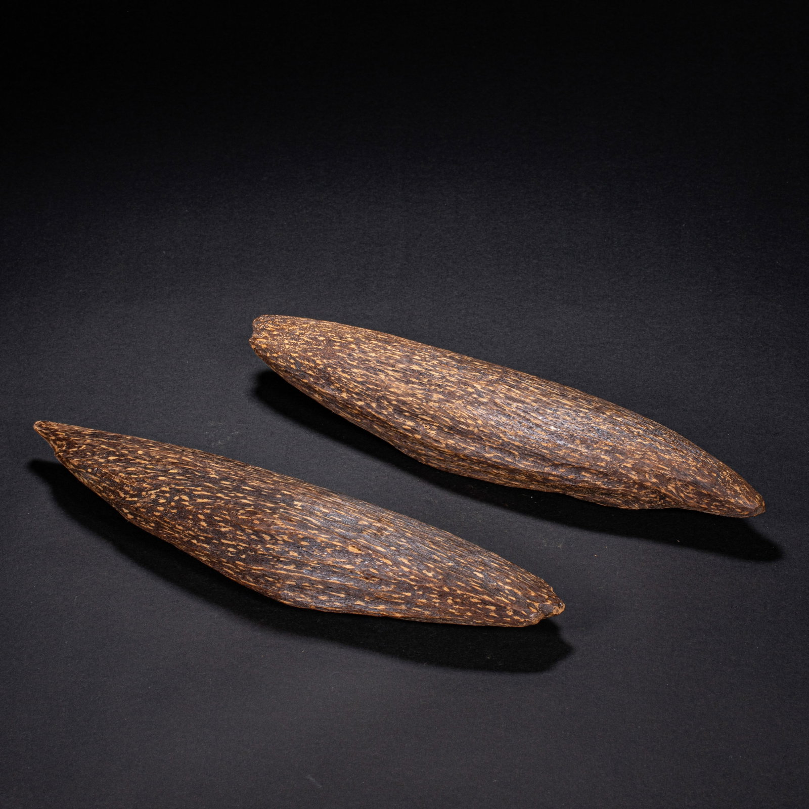 A pair of agarwood logs in Qing Dynasty: Height: 28 cm, width: 7.5 cm, weight: 774 g