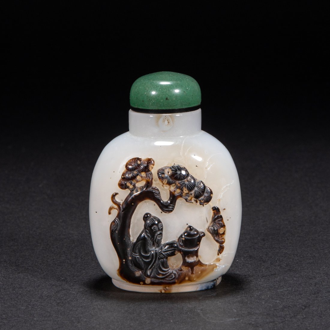 Agate snuff bottle of Qing Dynasty: Height: 7.3 cm, width: 5.3 cm, weight: 102 g