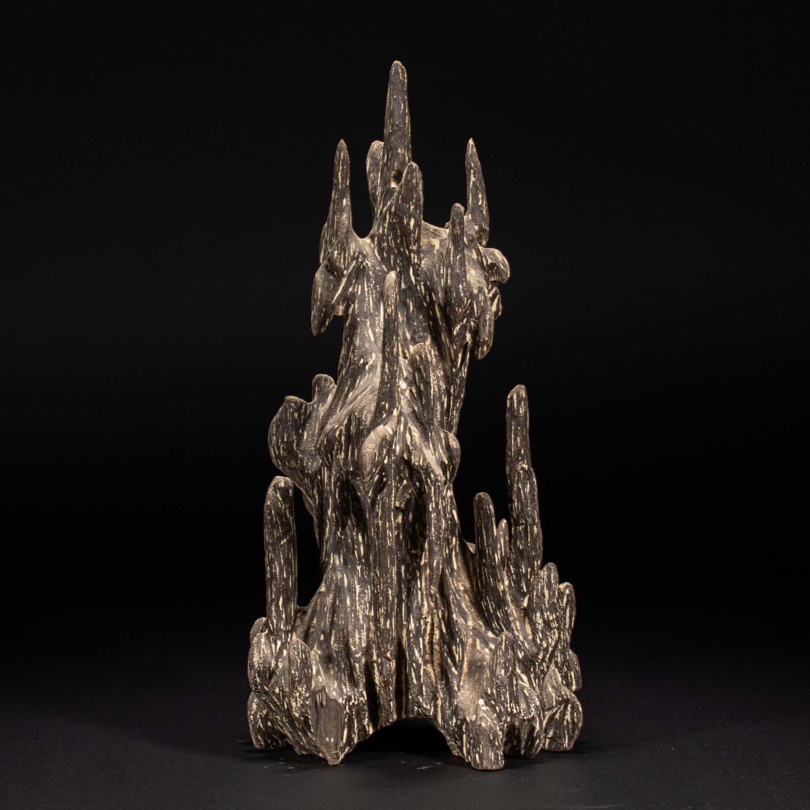 Agarwood mountain in Qing Dynasty: Height: 36 cm, width: 18 cm, weight: 658 grams