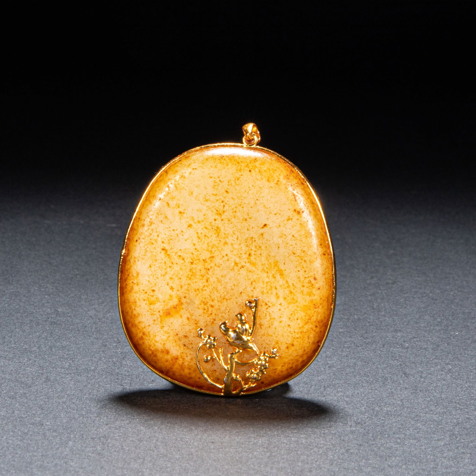 Hetian jade pendant in Qing Dynasty: Height: 6cm, width: 5cm, weight: 72g
