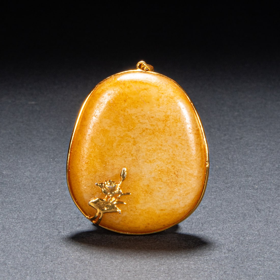 Hetian jade pendant in Qing Dynasty: Height: 6 cm, width: 4.5 cm