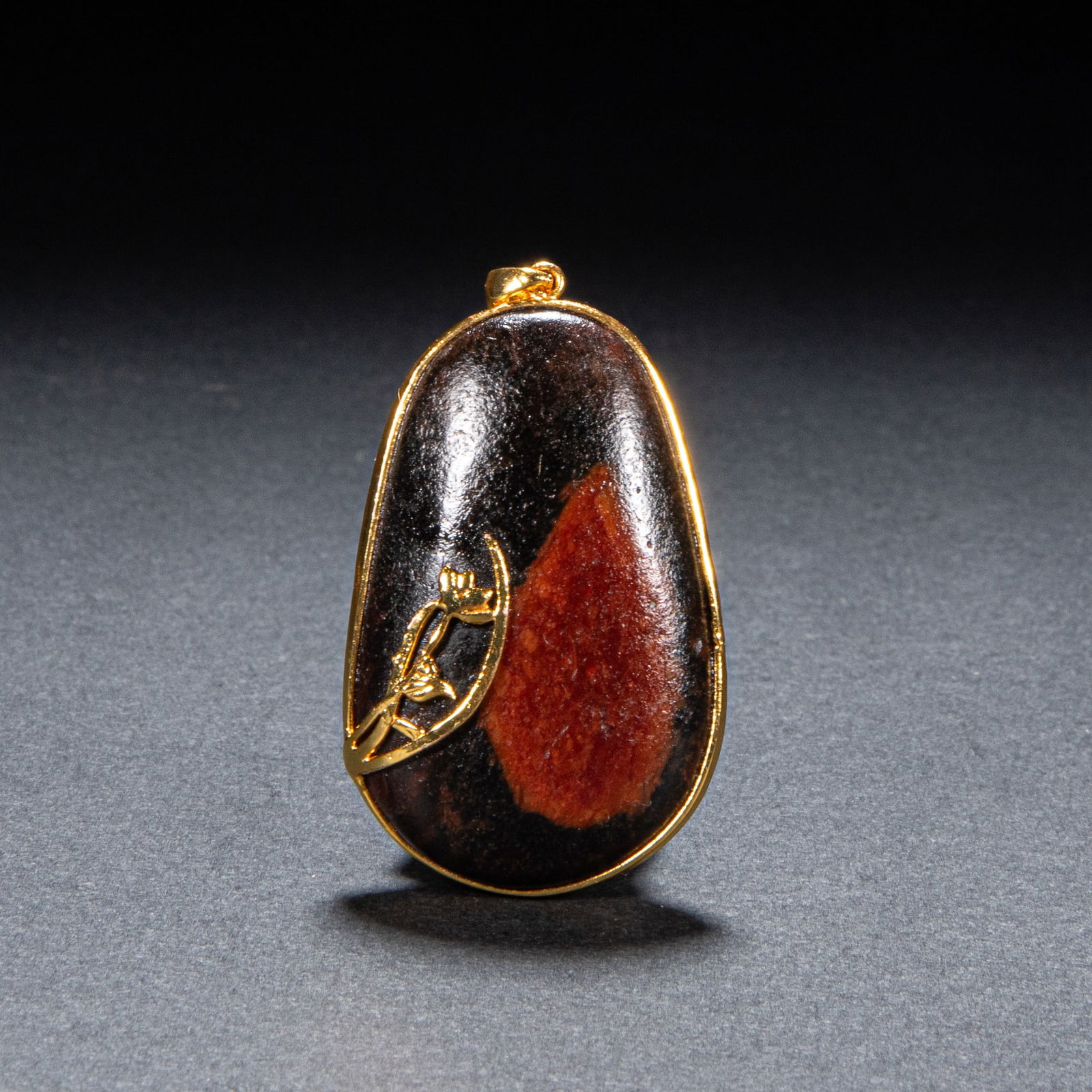 Hetian jade pendant in Qing Dynasty: Height: 5.5 cm, width: 3.5 cm