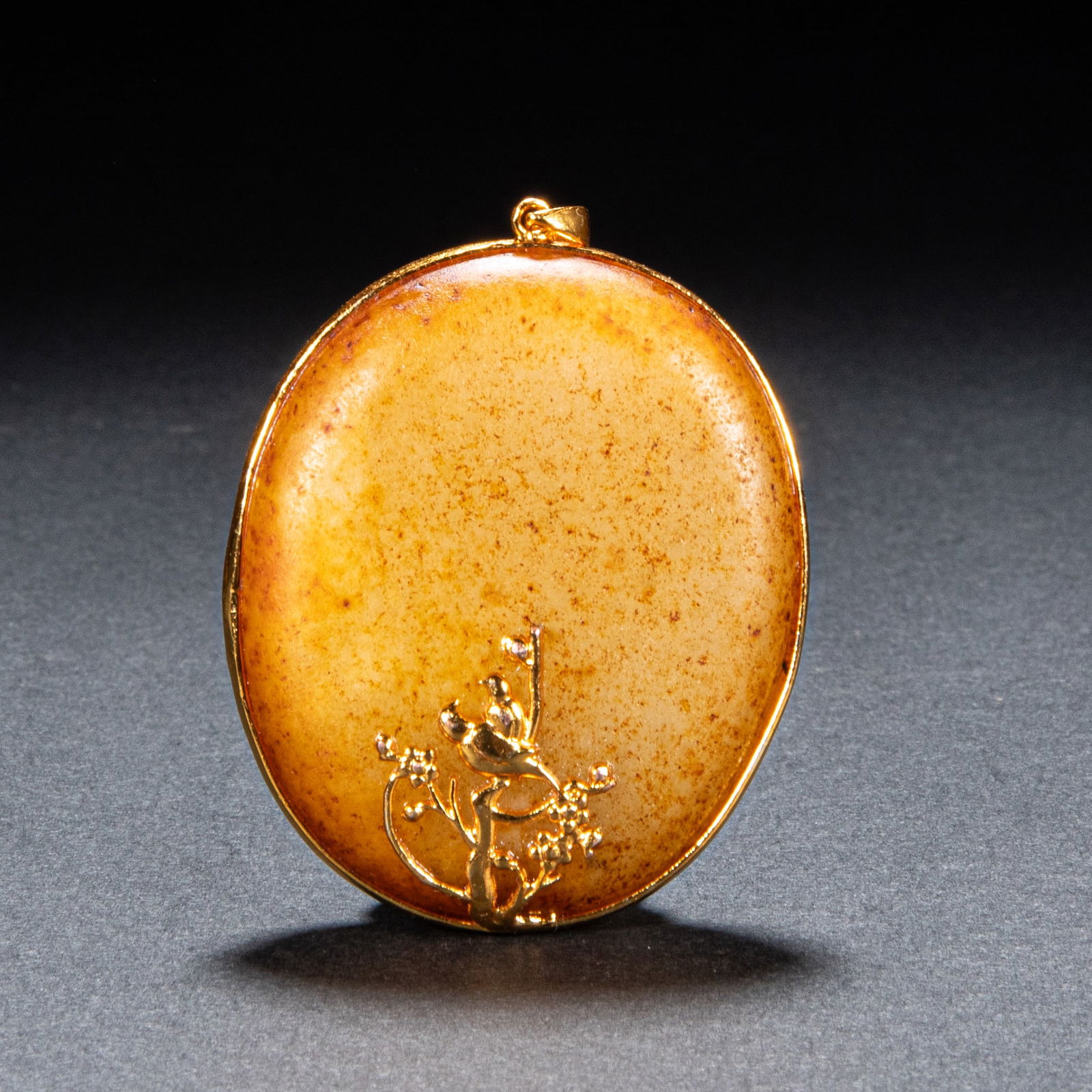 Hetian jade pendant in Qing Dynasty: Height: 6 cm, width: 4.5 cm, weight: 63 g