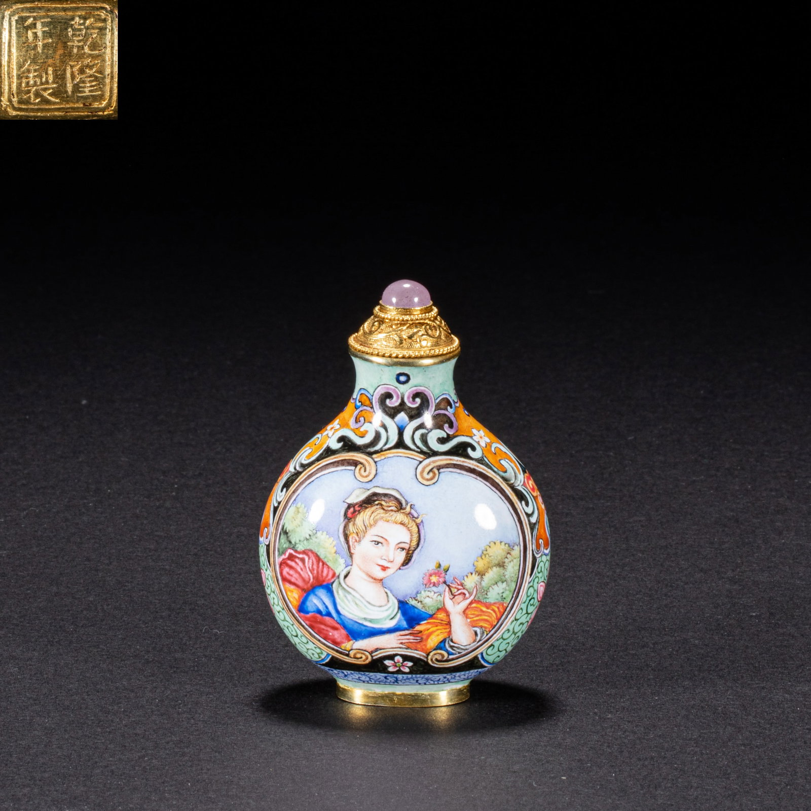 Pure gold painted enamel snuff bottle of Qing Dynasty (1 of 8)