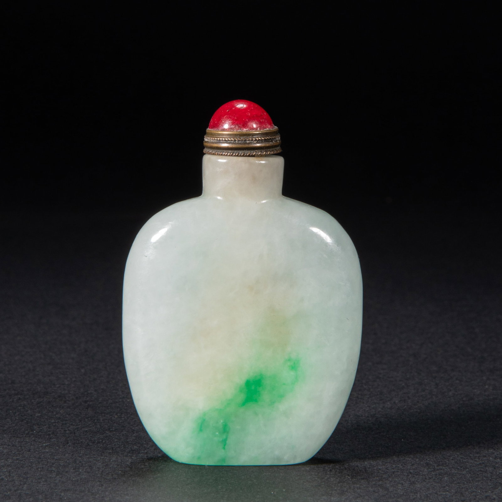 Jade snuff bottle of Qing Dynasty: Height :6cm, width :4cm, weight :53g