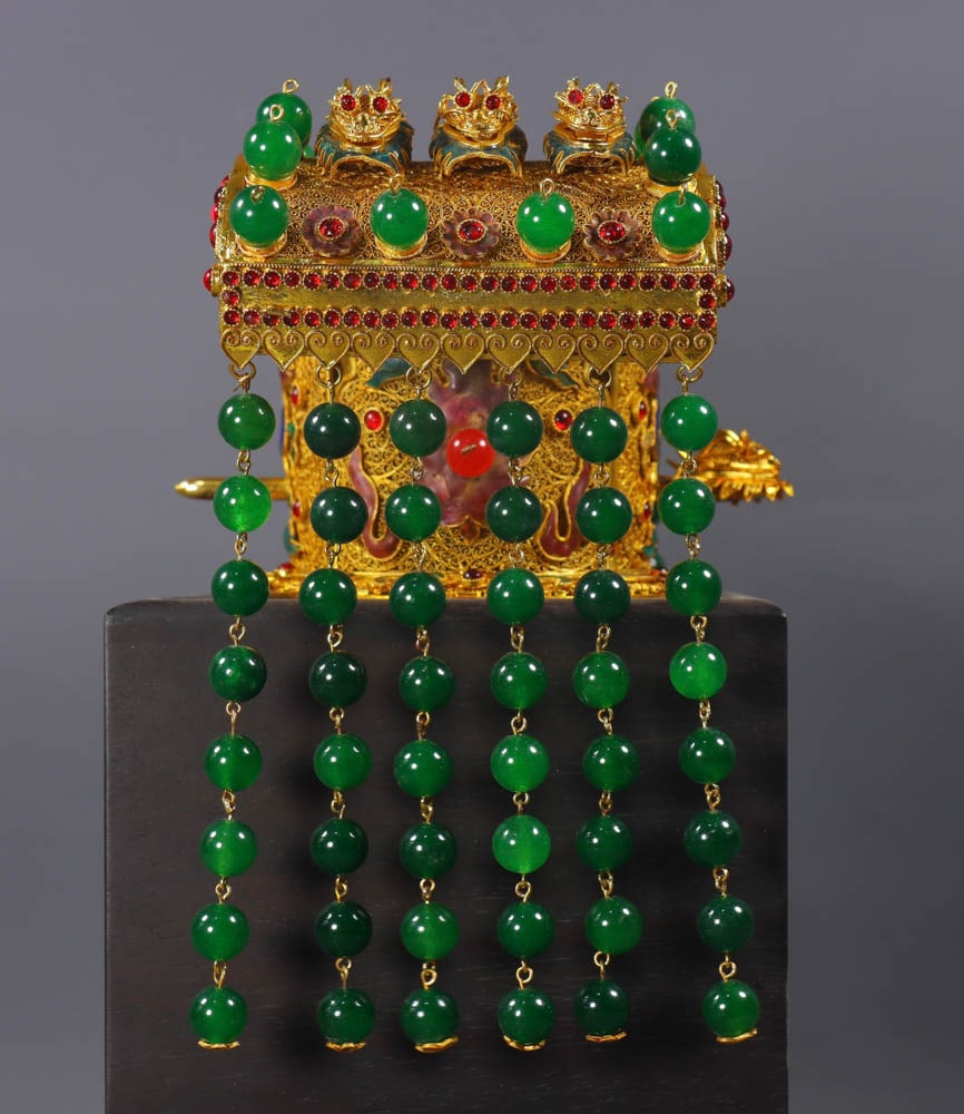 Qing Dynasty bronze gilt inlaid with emerald crested (1 of 9)