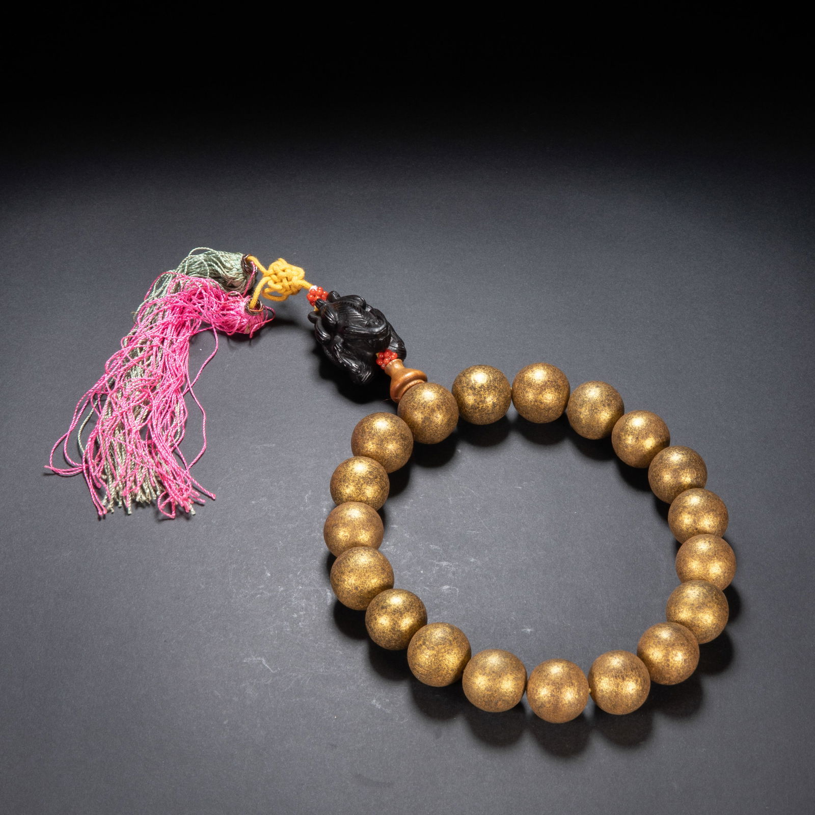 Agarwood in hand in Qing Dynasty: Diameter: 2 cm, weight: 104 g