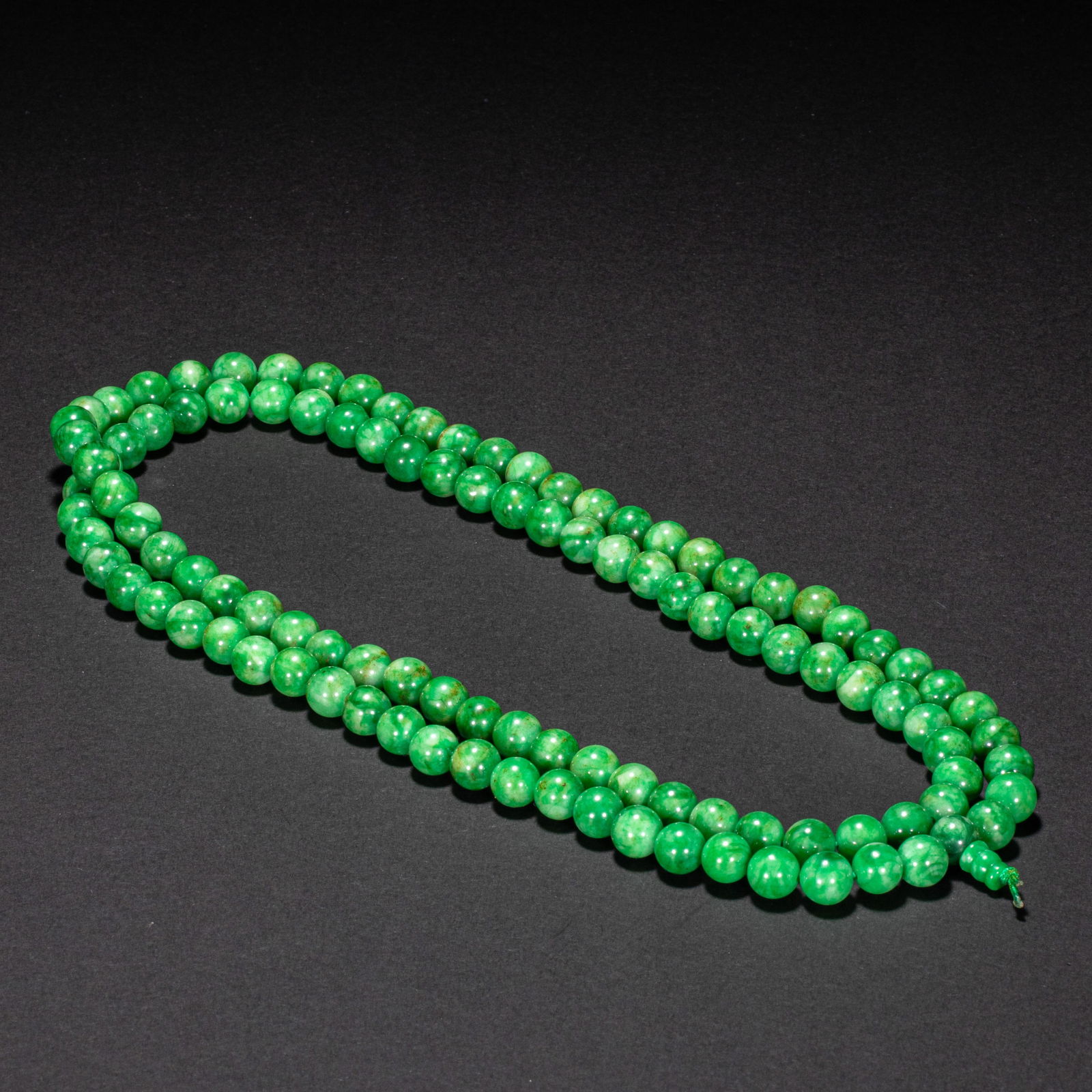 Jade necklace of Qing Dynasty: Diameter: 1cm, weight: 150g
