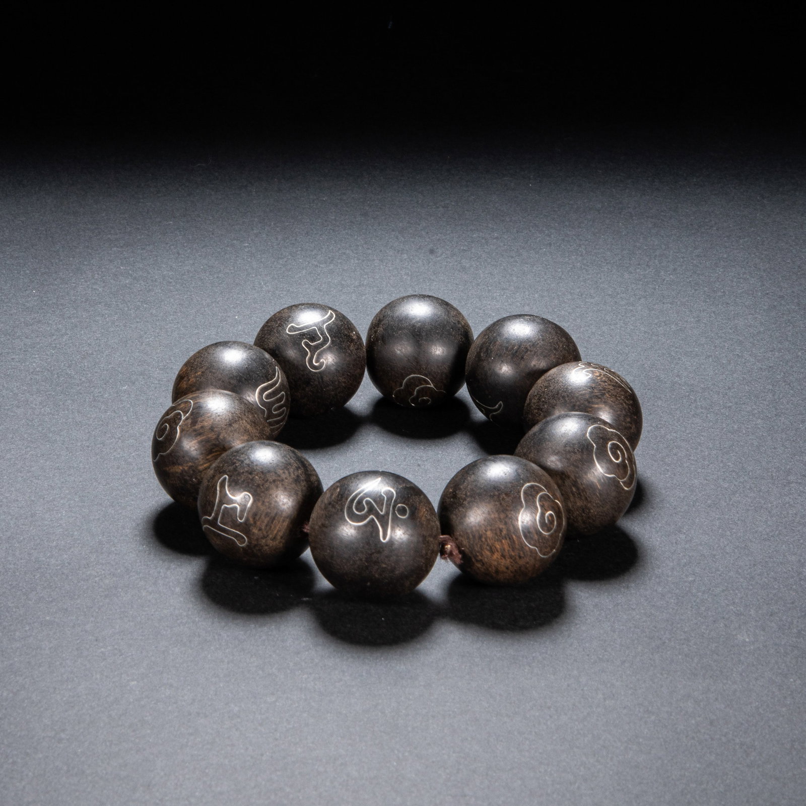 Agarwood bracelet from the Qing Dynasty: Diameter: 2.5 cm, weight: 91 grams