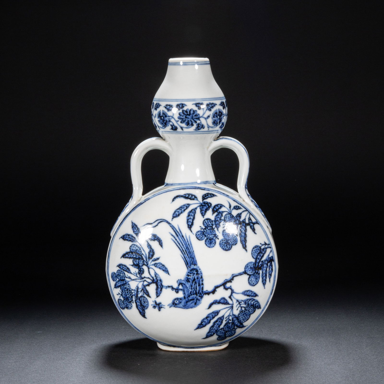 Qing Dynasty blue and white moon bottle: Height: 26 cm, width: 15 cm