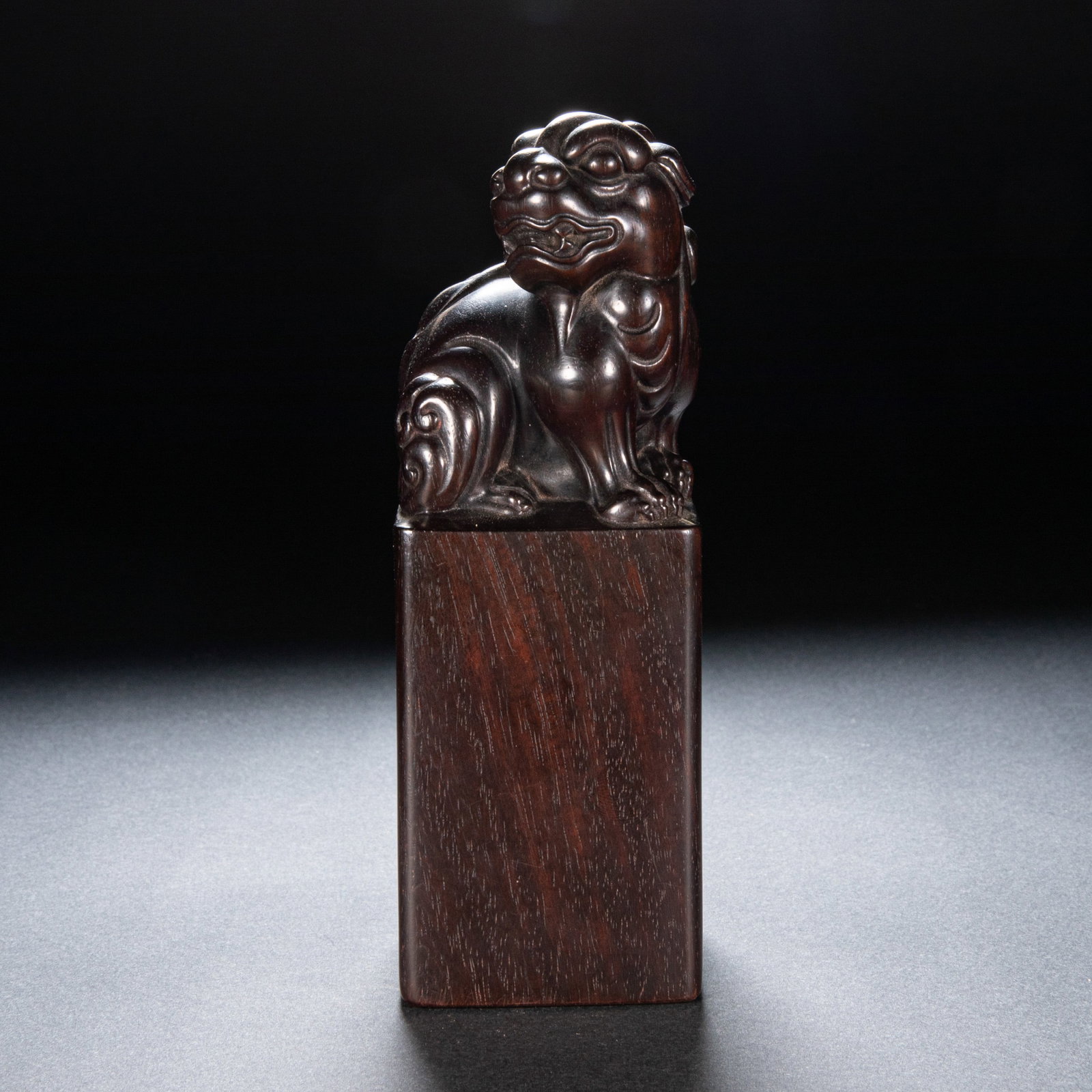 Red sandalwood seal of Qing Dynasty: Height: 15cm, width: 5cm, weight: 289g