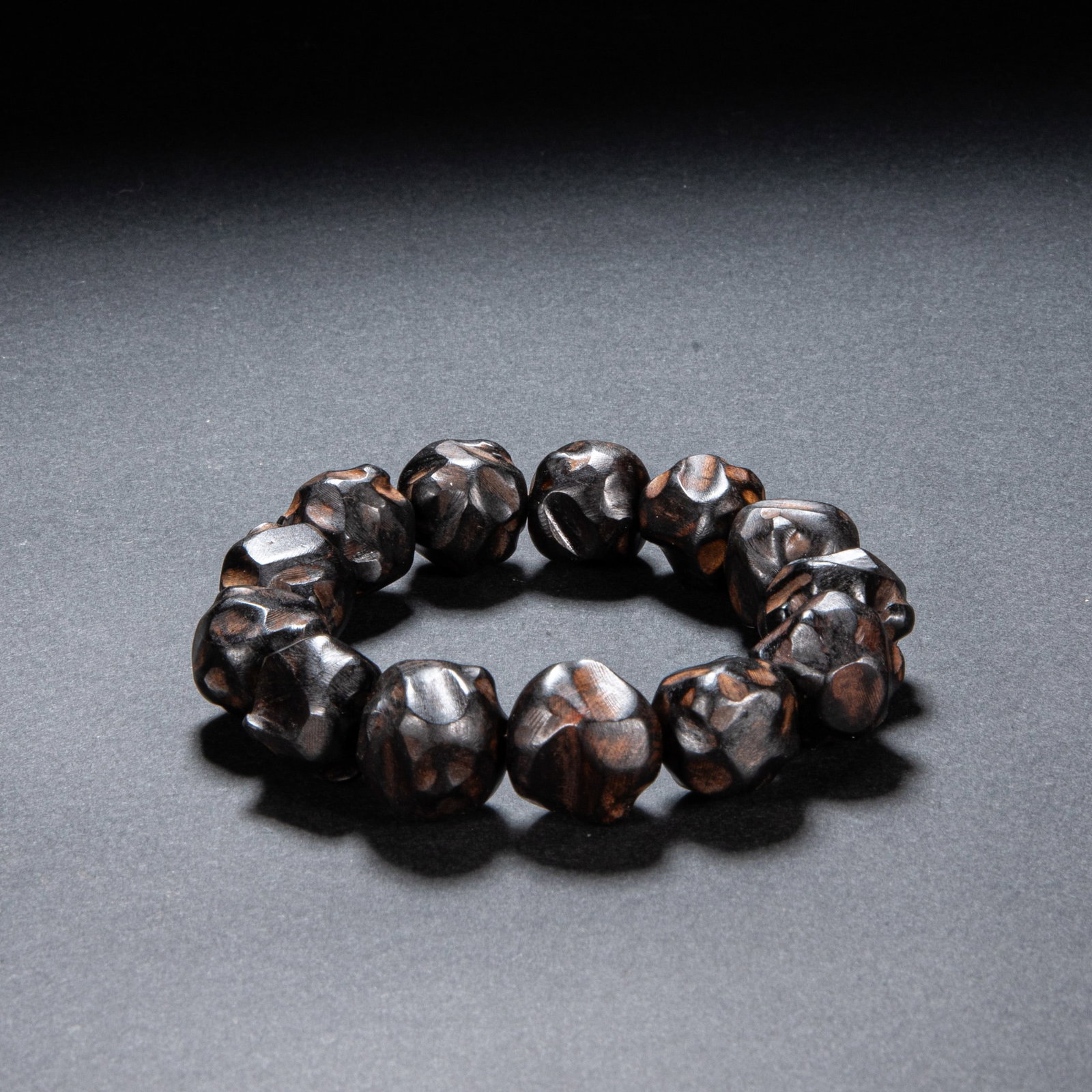 Agarwood bracelet from the Qing Dynasty: Diameter: 1.5 cm, weight: 43 grams