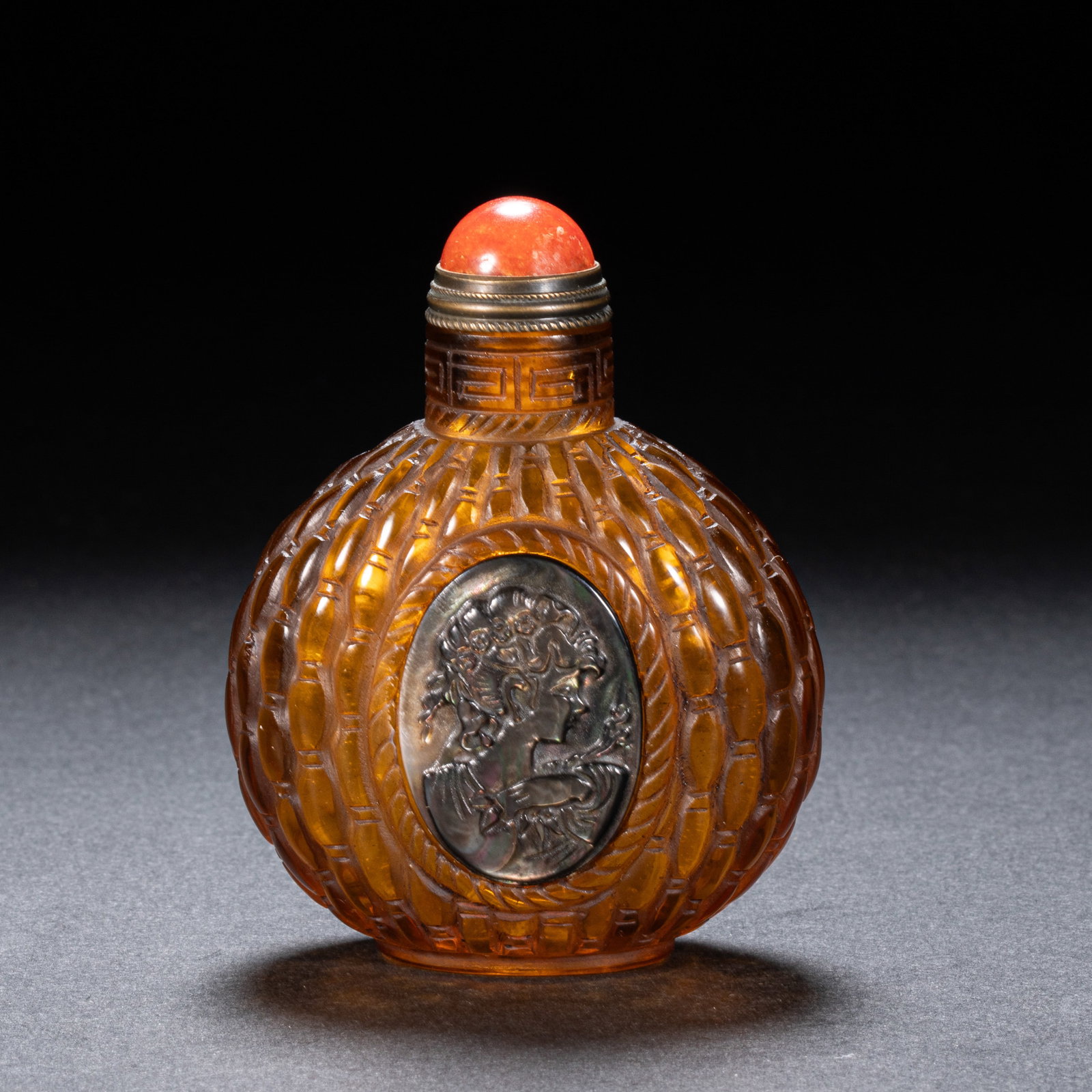 Qing Dynasty glass snuff bottle: Height: 7 cm, width: 5.5 cm, weight: 75 grams