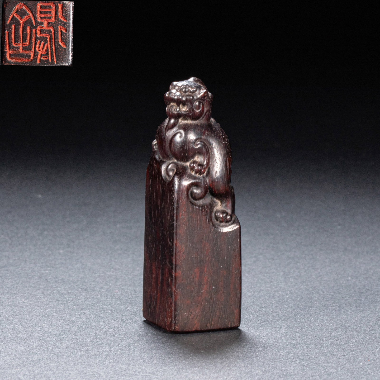 Red sandalwood seal of Qing Dynasty: Height: 6.3cm, width: 2cm, weight: 20g