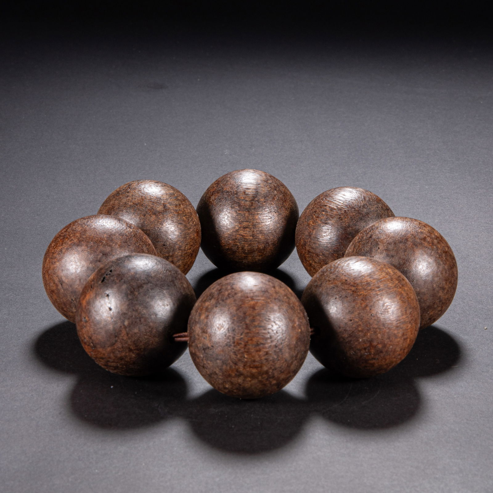 Agarwood bracelet: Diameter: 3.5 centimeters, Weight: 188 grams