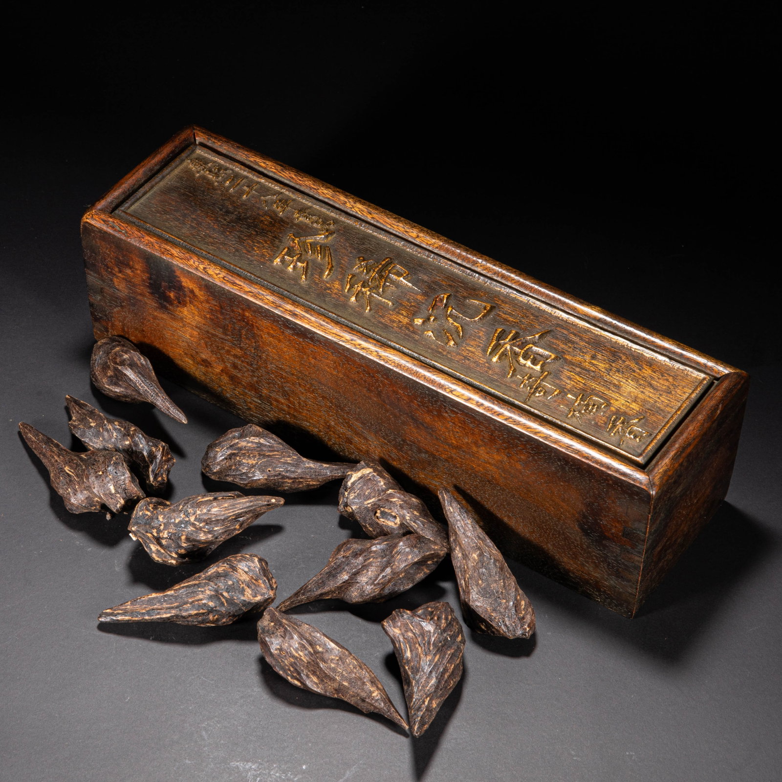 Agarwood ornaments: Height: centimeters, width: centimeters, weight; g