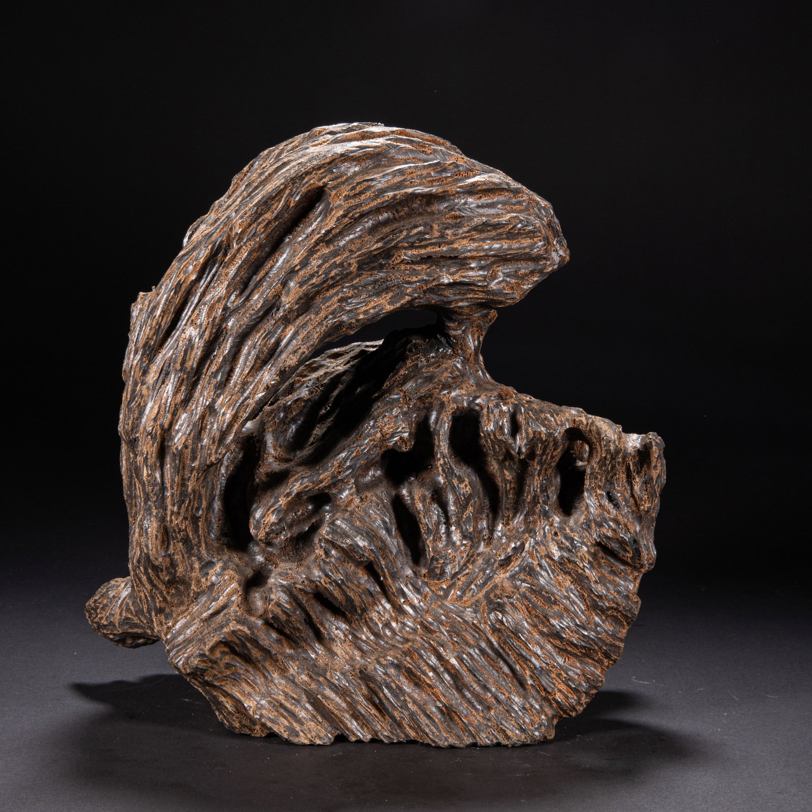 Agarwood ornaments: Height: 21 cm, width: 21 cm, weight; 1447 grams