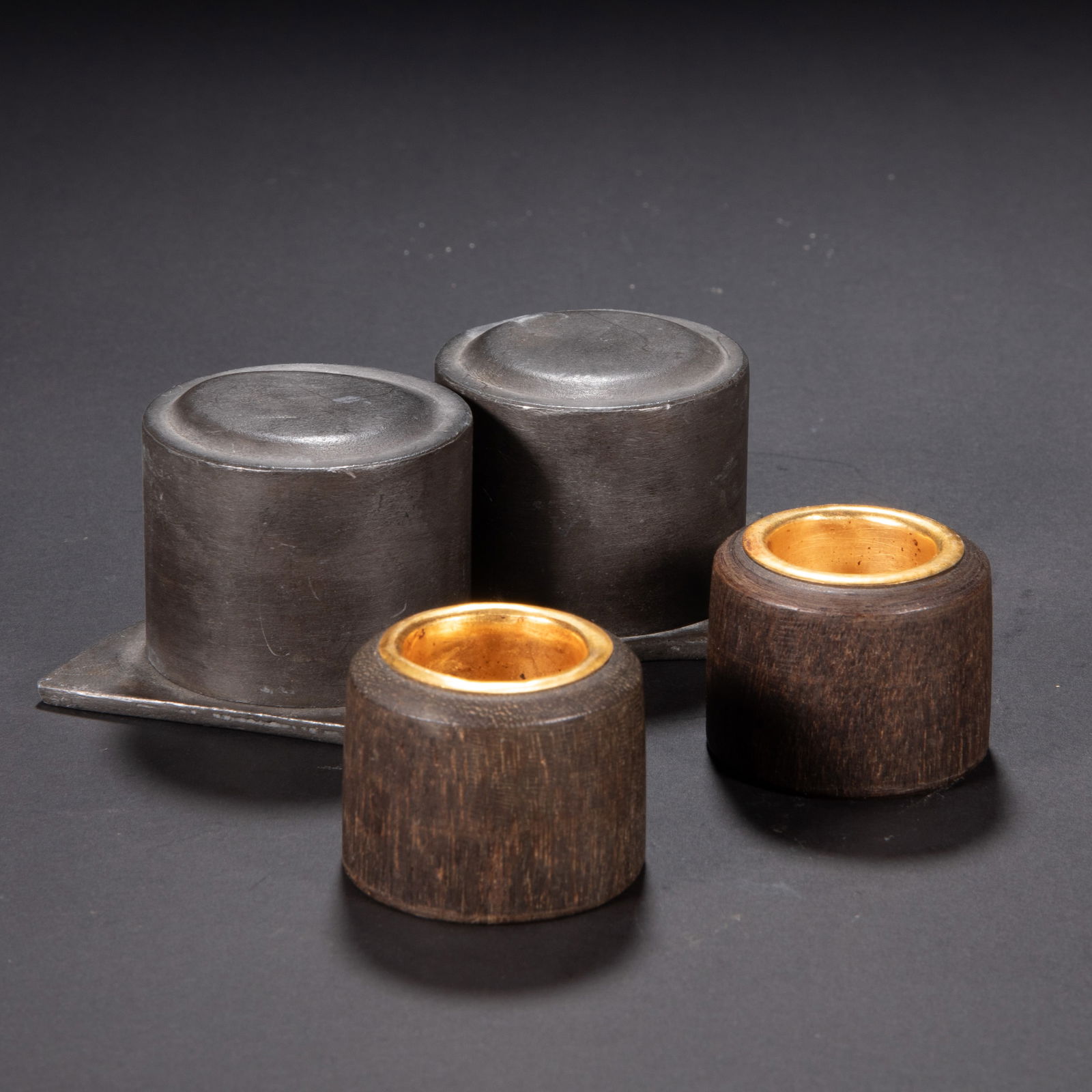 A pair of agarwood rings: Height: 4 cm, width: 12 cm, weight: 393 grams