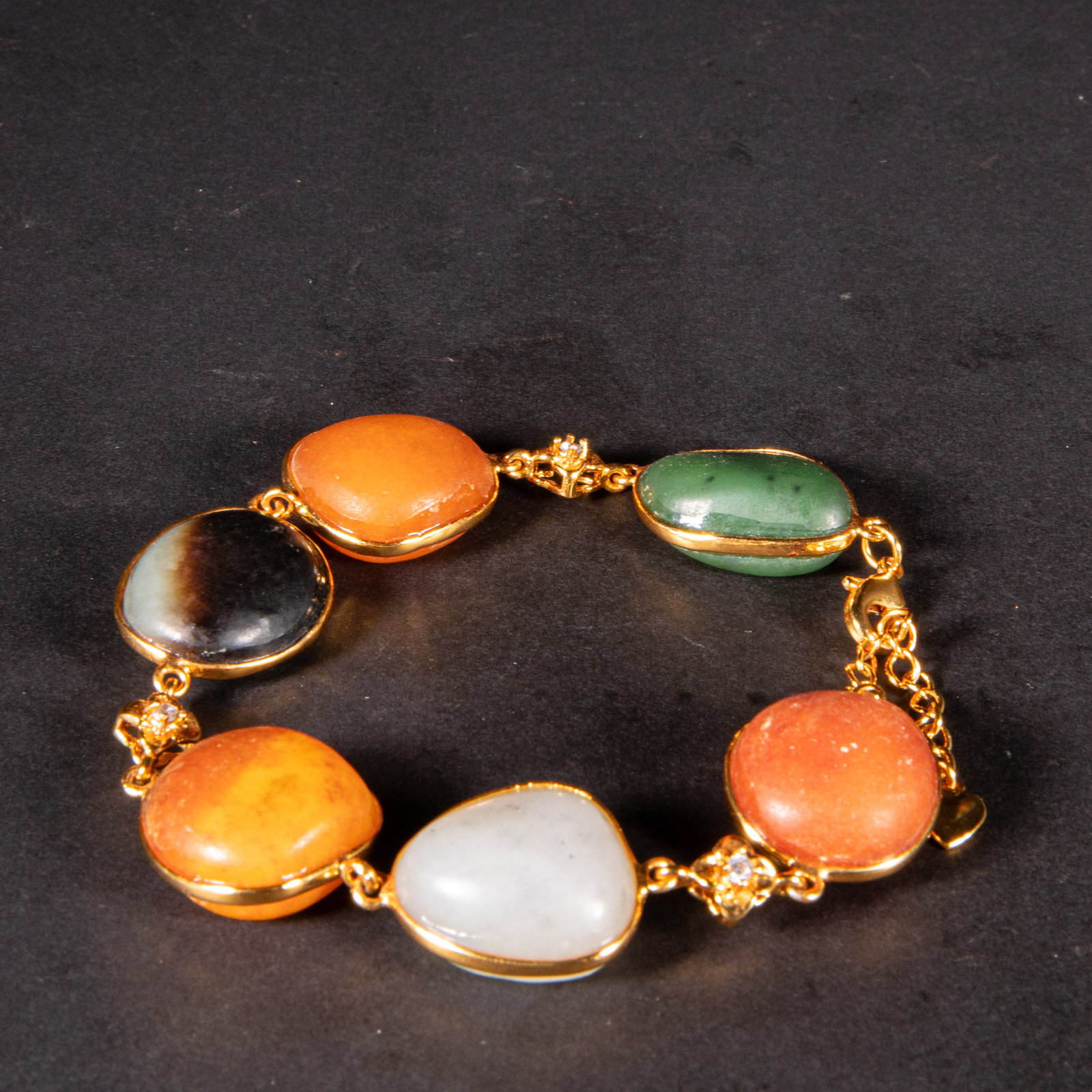 Hetian jade bracelet: Length: 2 centimeters, weight; 40 grams