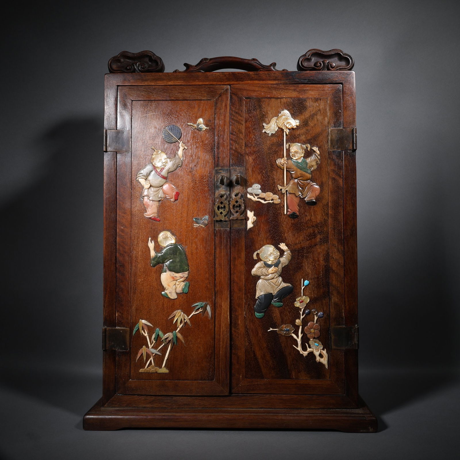 A rosewood inlaid cabinet with a hundred treasures and a handle