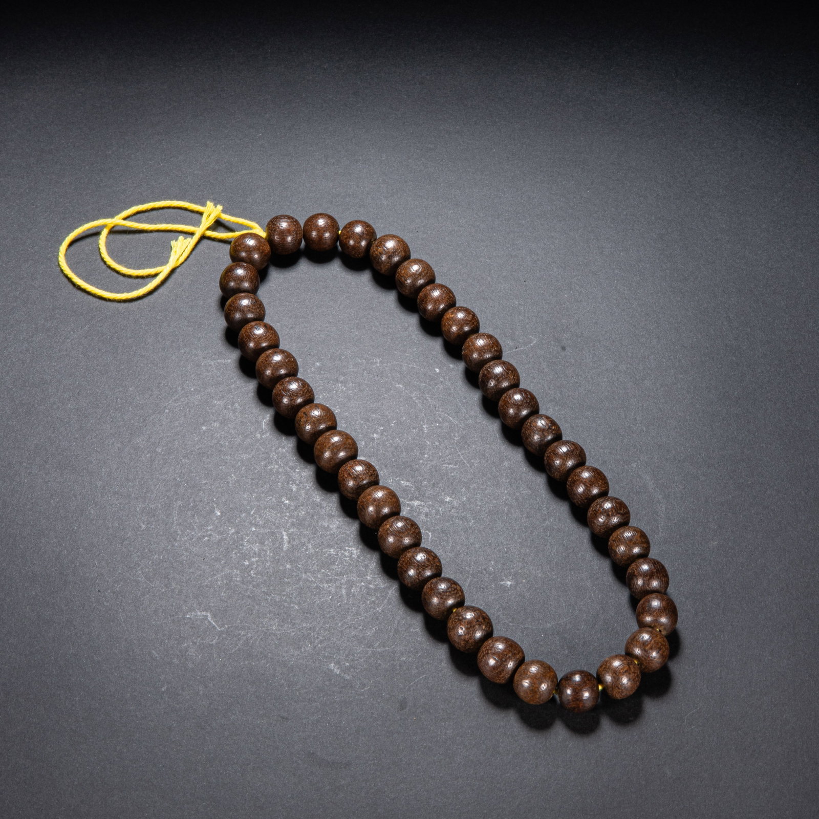 Qing Dynasty agarwood bracelet: Diameter:0.7cm?Weight: 39grams