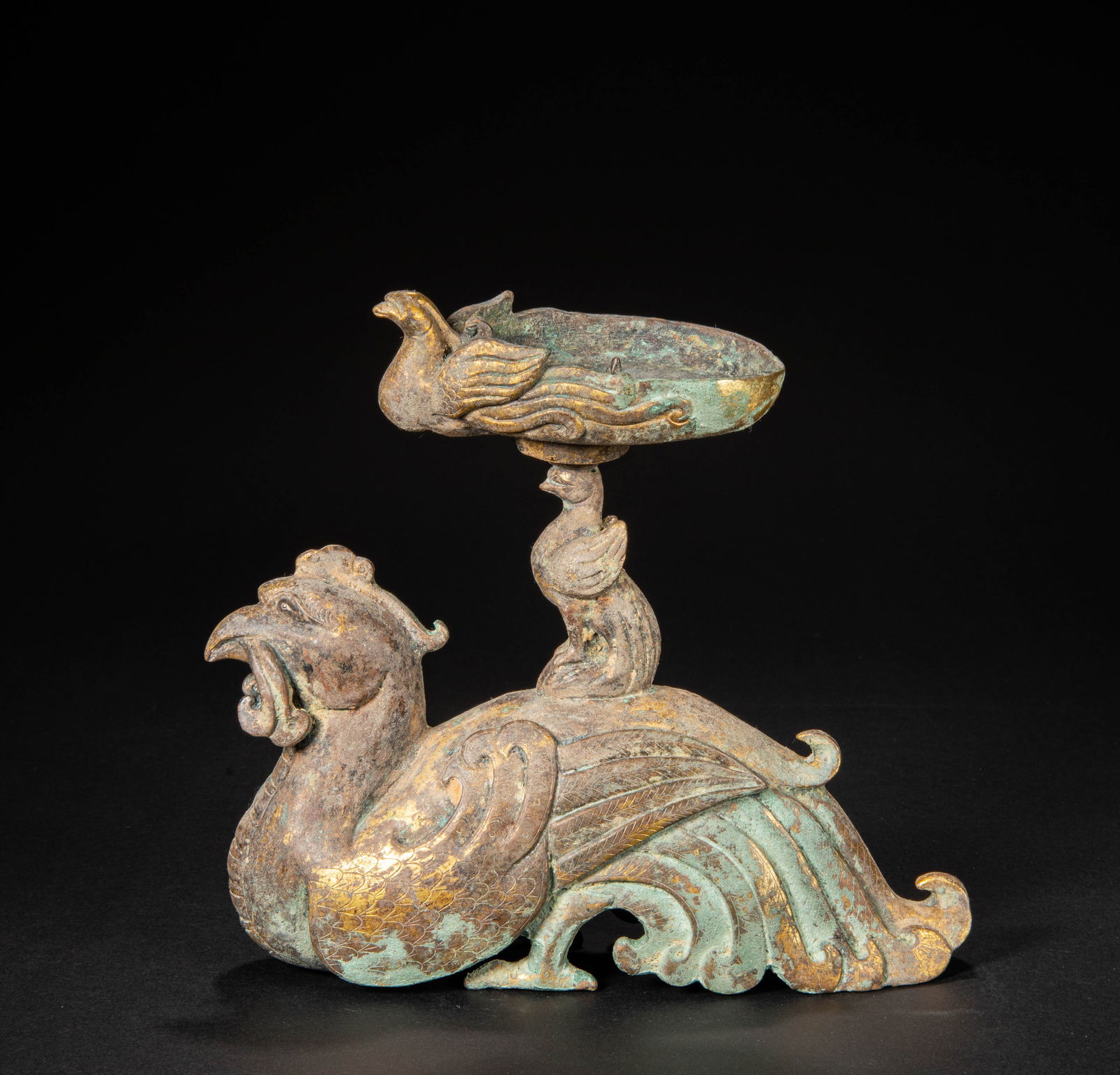 A gilded copper bird-shaped candlestick from the 5th century: Height: 17cm, width: 19cm