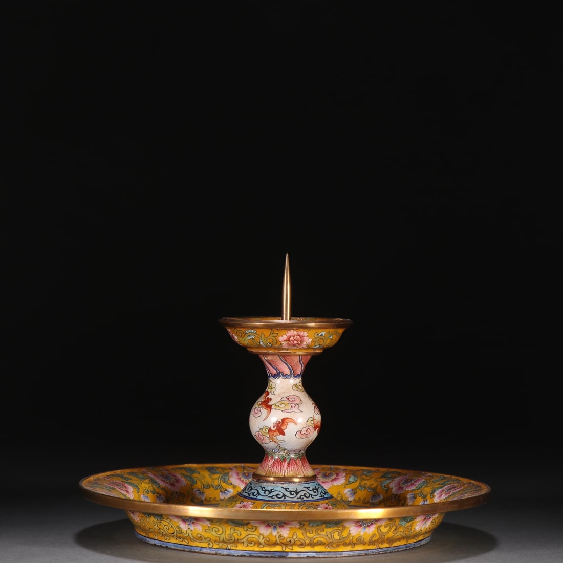 A copper body painted enamel candlestick with entwined patterns from the Qing Dynasty: Height: 11cm, width:5.8 cm,Weight:352 grams