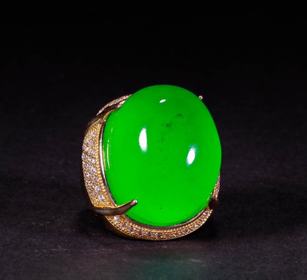 Emerald ring: Height: 3.3cm, width: 3.5cm,Weight: 40grams