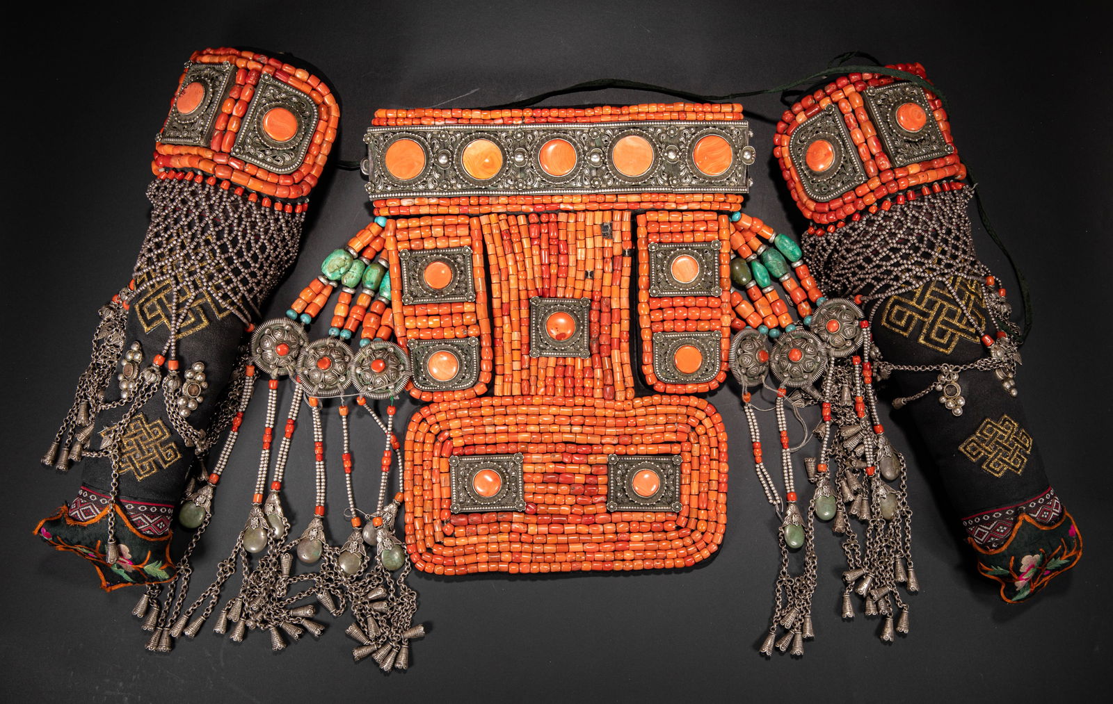 A set of coral heaps for Mongolian nobles from the 15th century: Height: 40cm, width:50 cm?Weight:4980 g