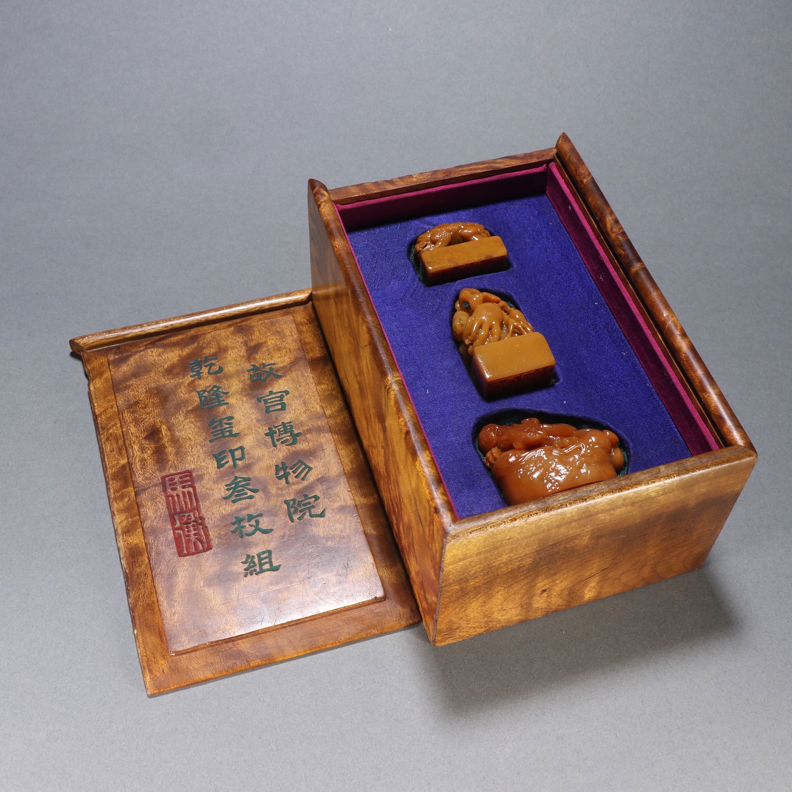 A set of 18th-century Tianhuang stone seals: Height: 4.9cm, width:2.7cm