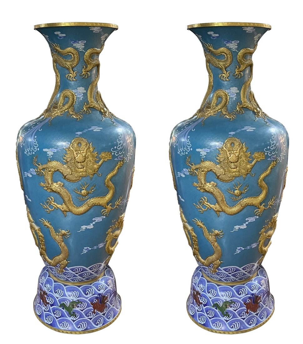 A large bottle with blue dragon patterns in Jingtai from the 18th century: Height: 180cm