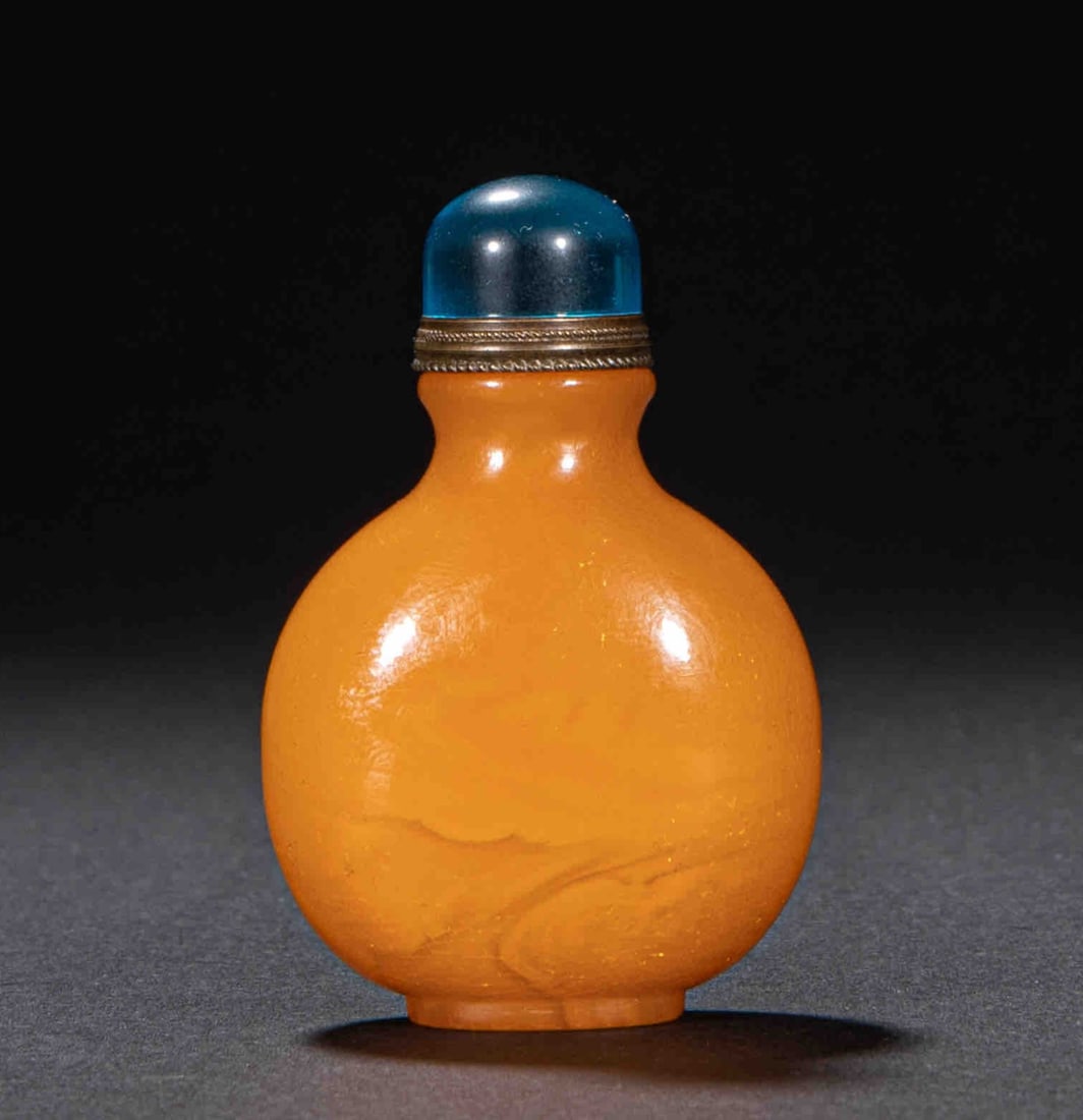 An 18th-century beeswax snuff pot: Height: 6cm, width:4cm