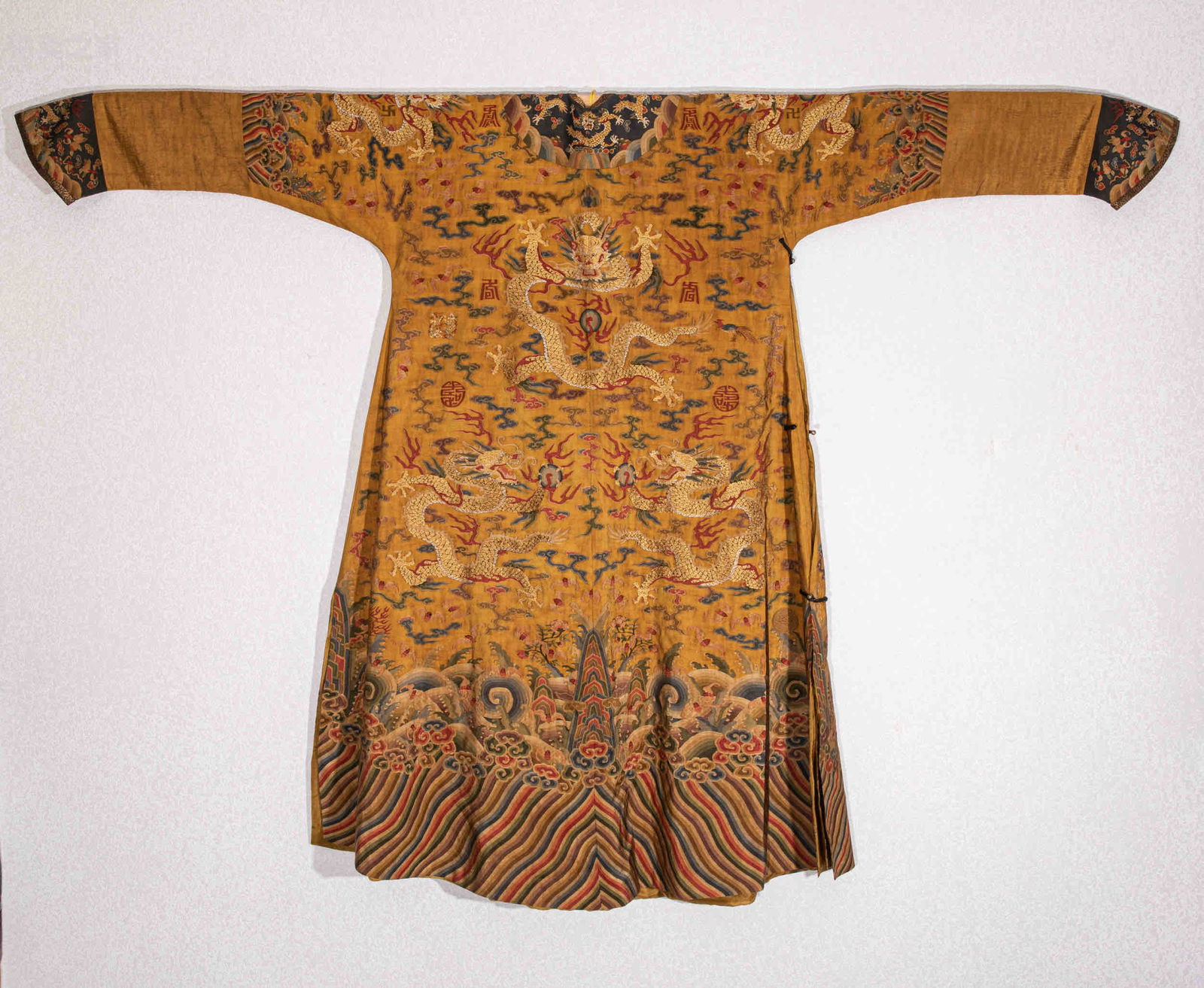 The 18th-century kesi dragon-patterned dragon robe (1 of 7)