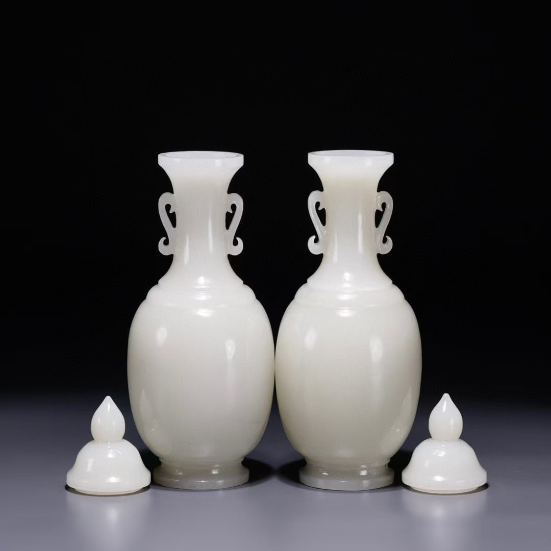 A pair of jade vases from Hotan in the 18th century: Height:26cm, width:12cm