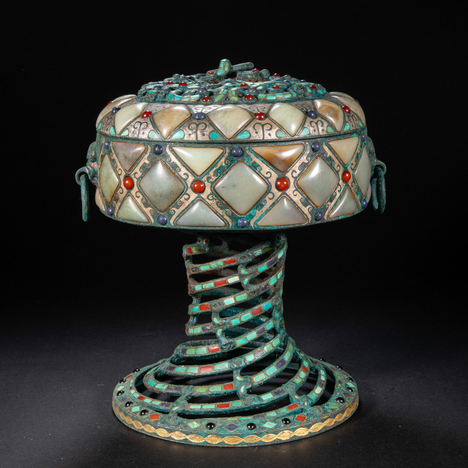 A 3th-century incense burner inlaid with gold and Hetian jade (1 of 6)