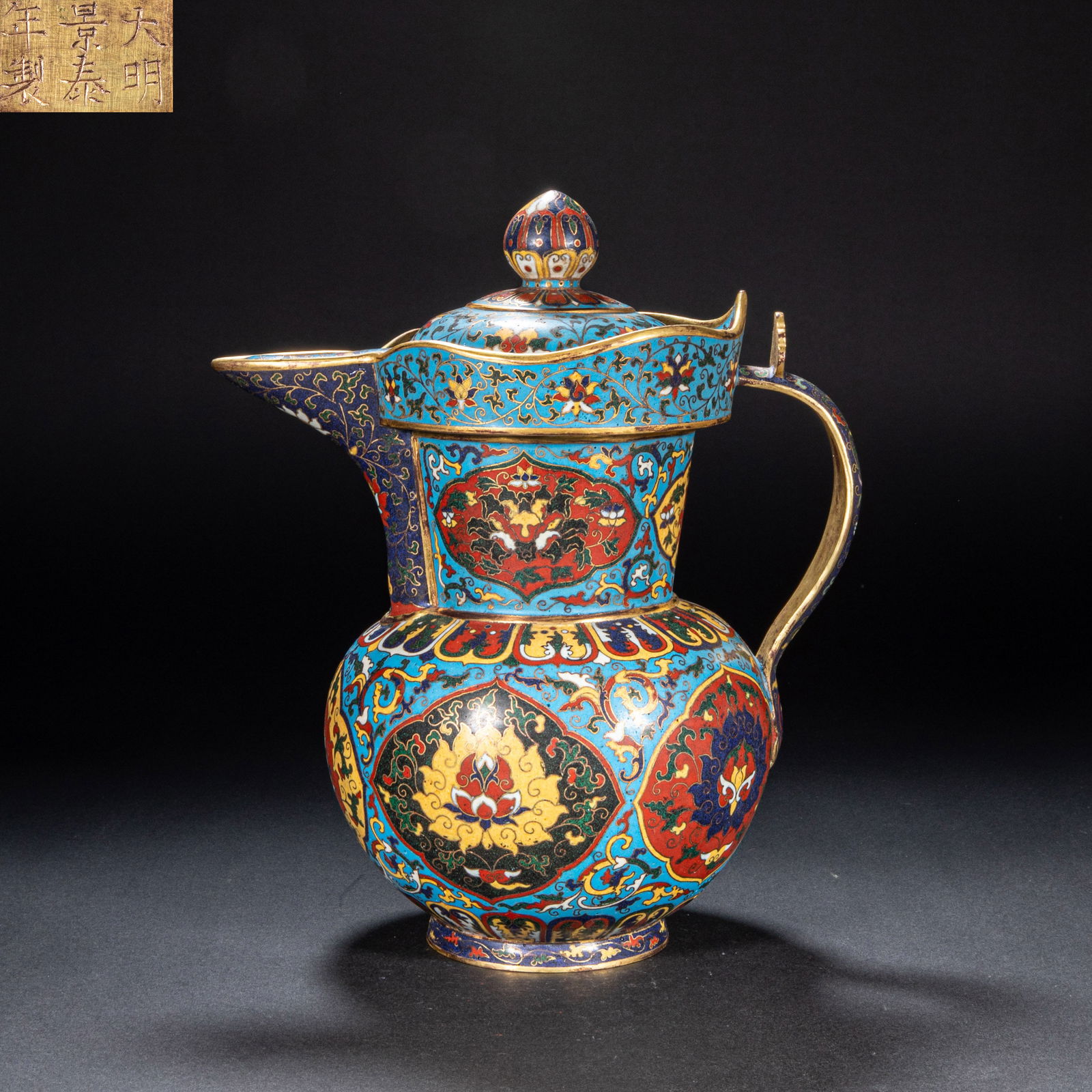 A cloisonne teapot from the 15th century (1 of 9)