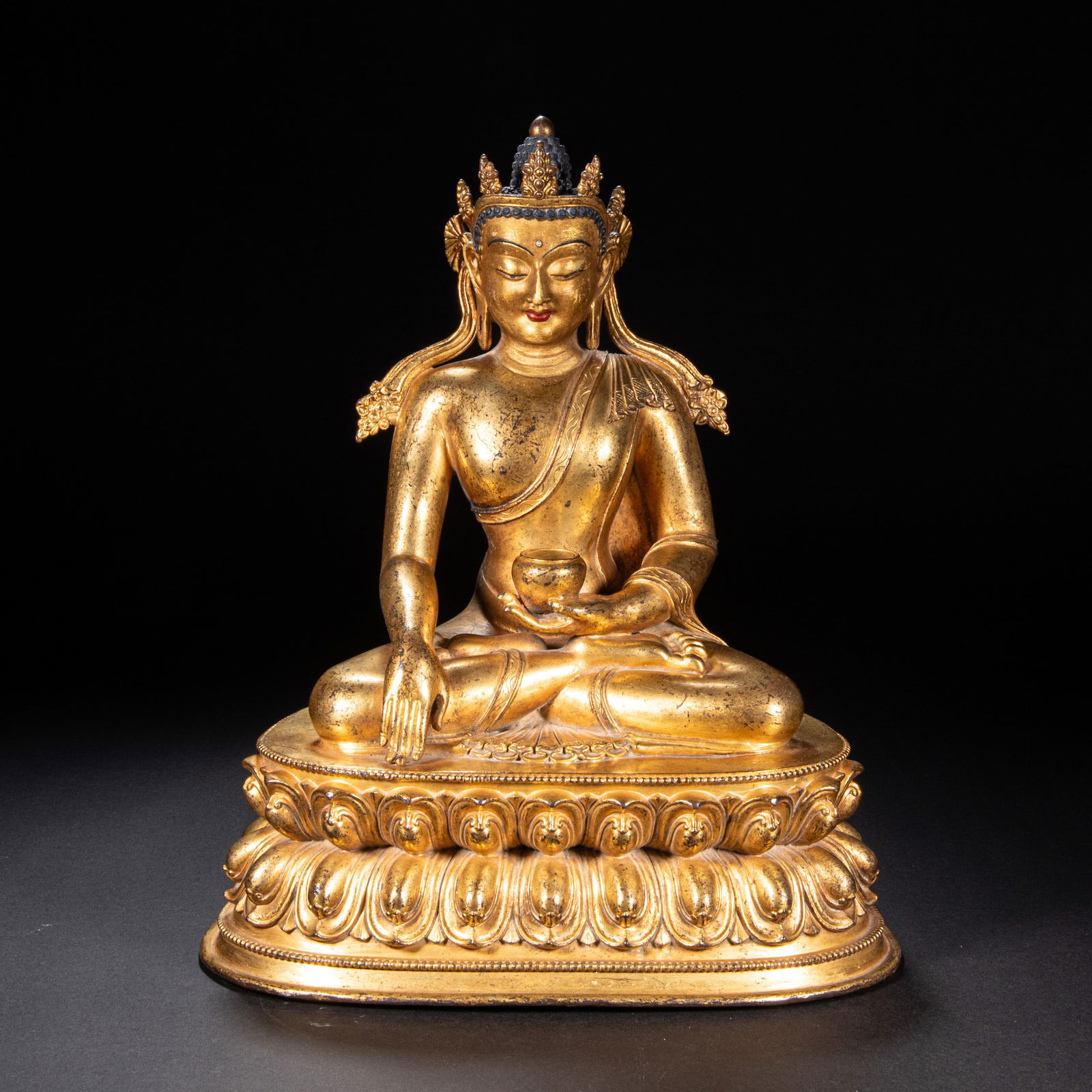 A 15th-century gilded copper Buddha statue: Height:50cm, width:38cm