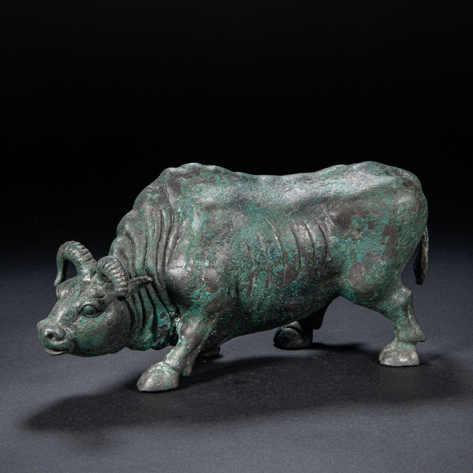 Bronze ox from the 3rd century (1 of 11)