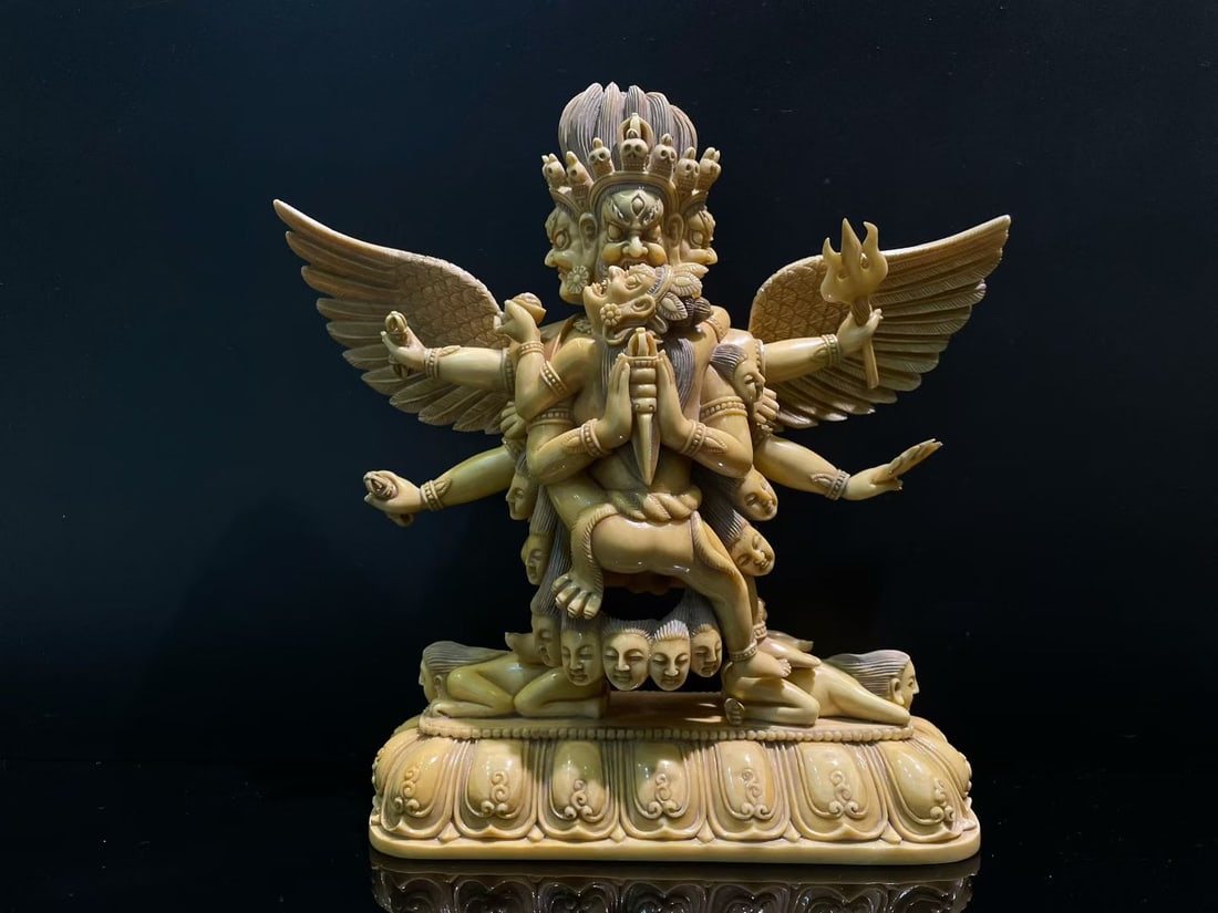 Bone Buddha statues from the 18th century: Height: 20cm, width:20cm?Weight:800g