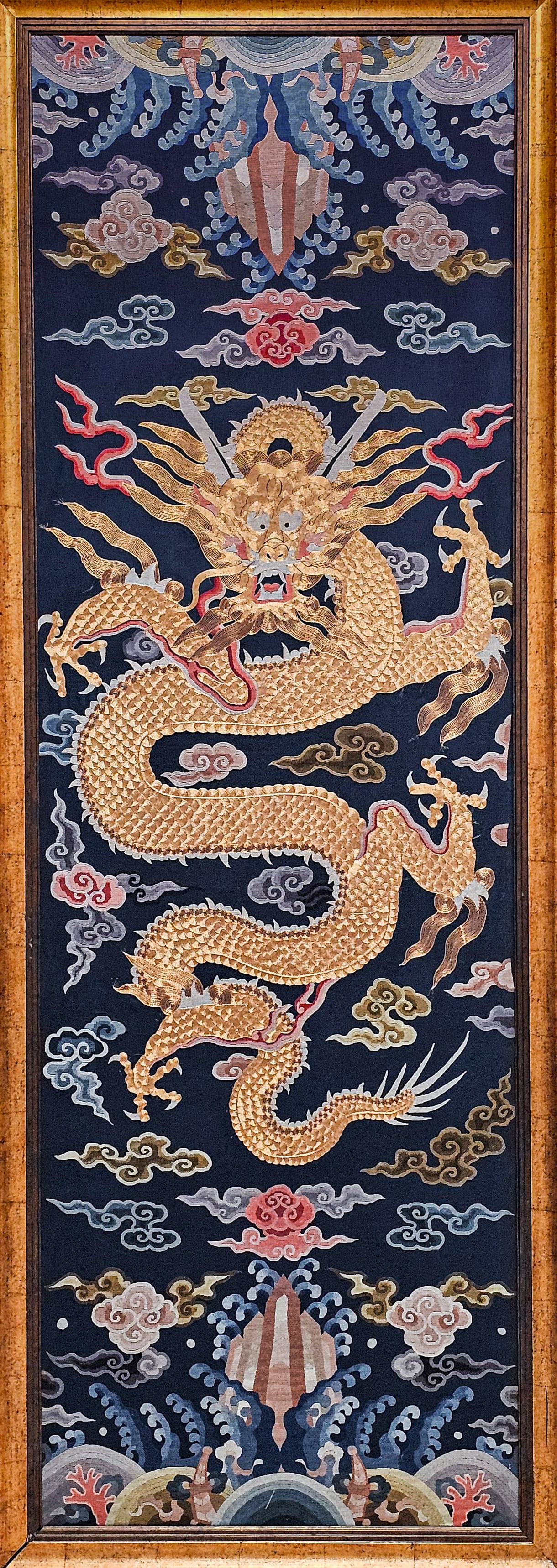 An 18th-century embroidered dragon pattern hanging screen: Height:190cm, width:68cm
