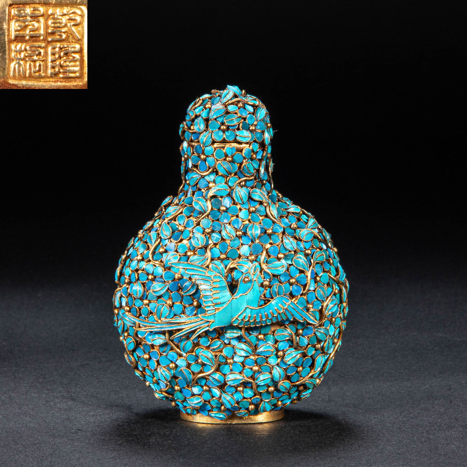 A 18th-century gold-inlaid emerald snuffet: Height: 9cm, width:6.5cm?Weight:131g