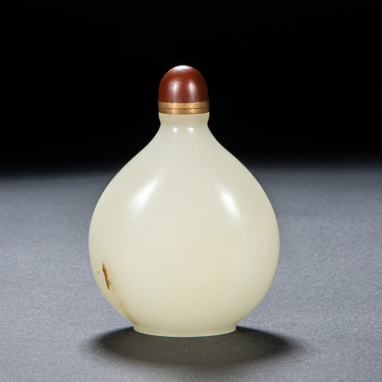 A 17th-century Wada jade snuff pot: Height:7cm, width:5.5cm