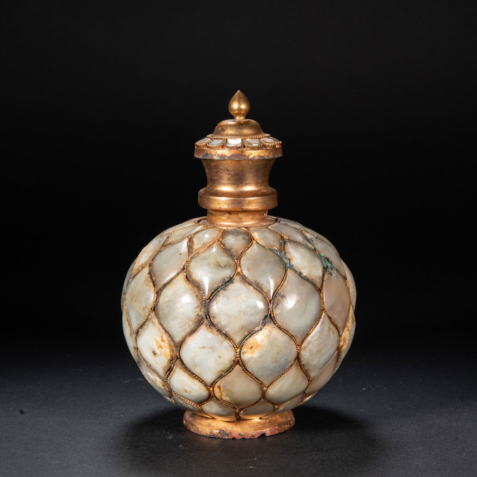 A 3th-century gilded copper jar with an inlaid Hetian jade lid (1 of 9)