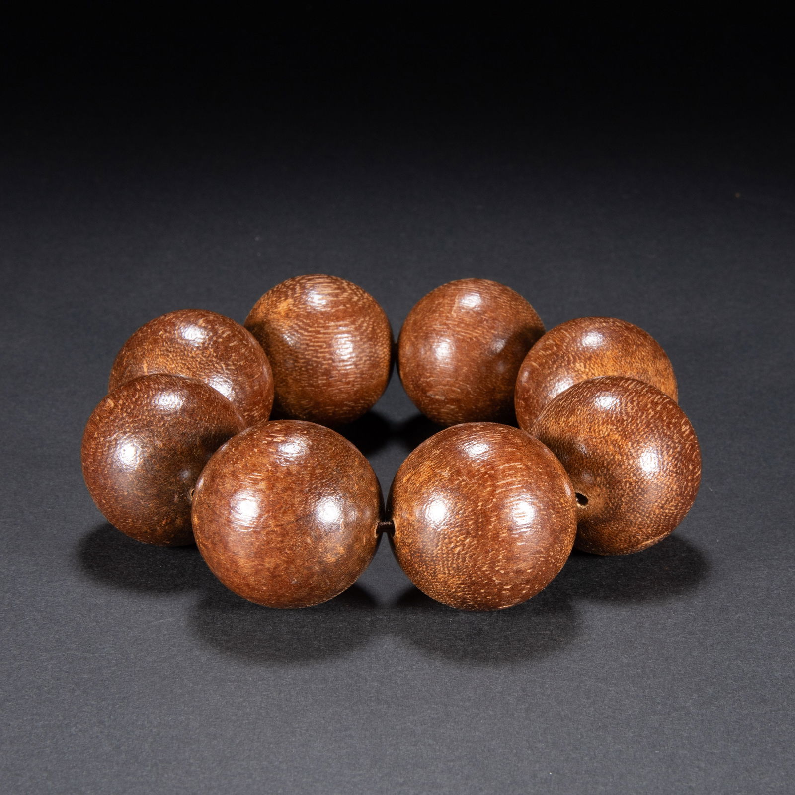 A 19th-century agarwood bracelet: Diameter: 3.5cm Weight:16g