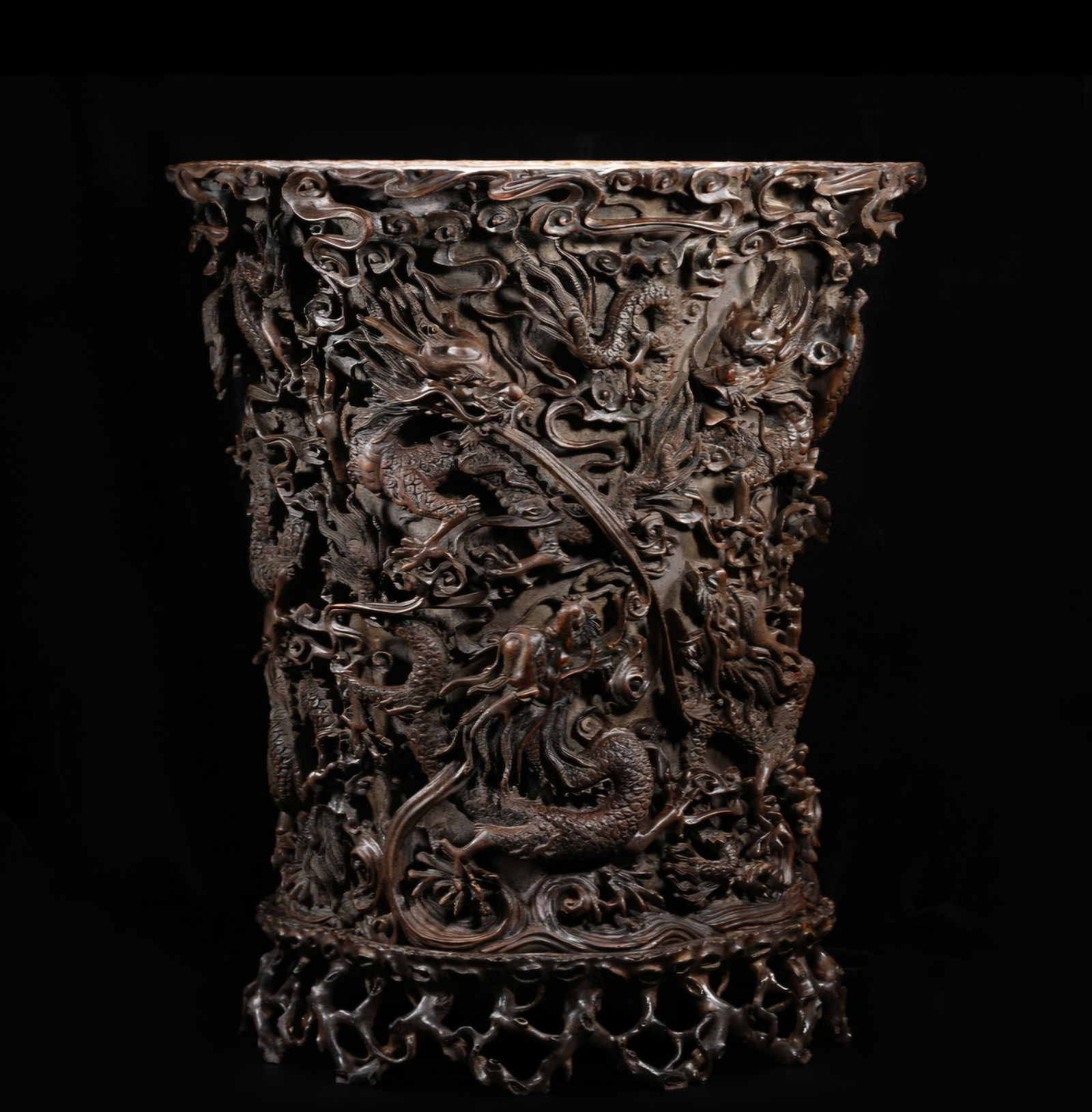 A 18th-century agarwood scroll jar: Height?73cm
