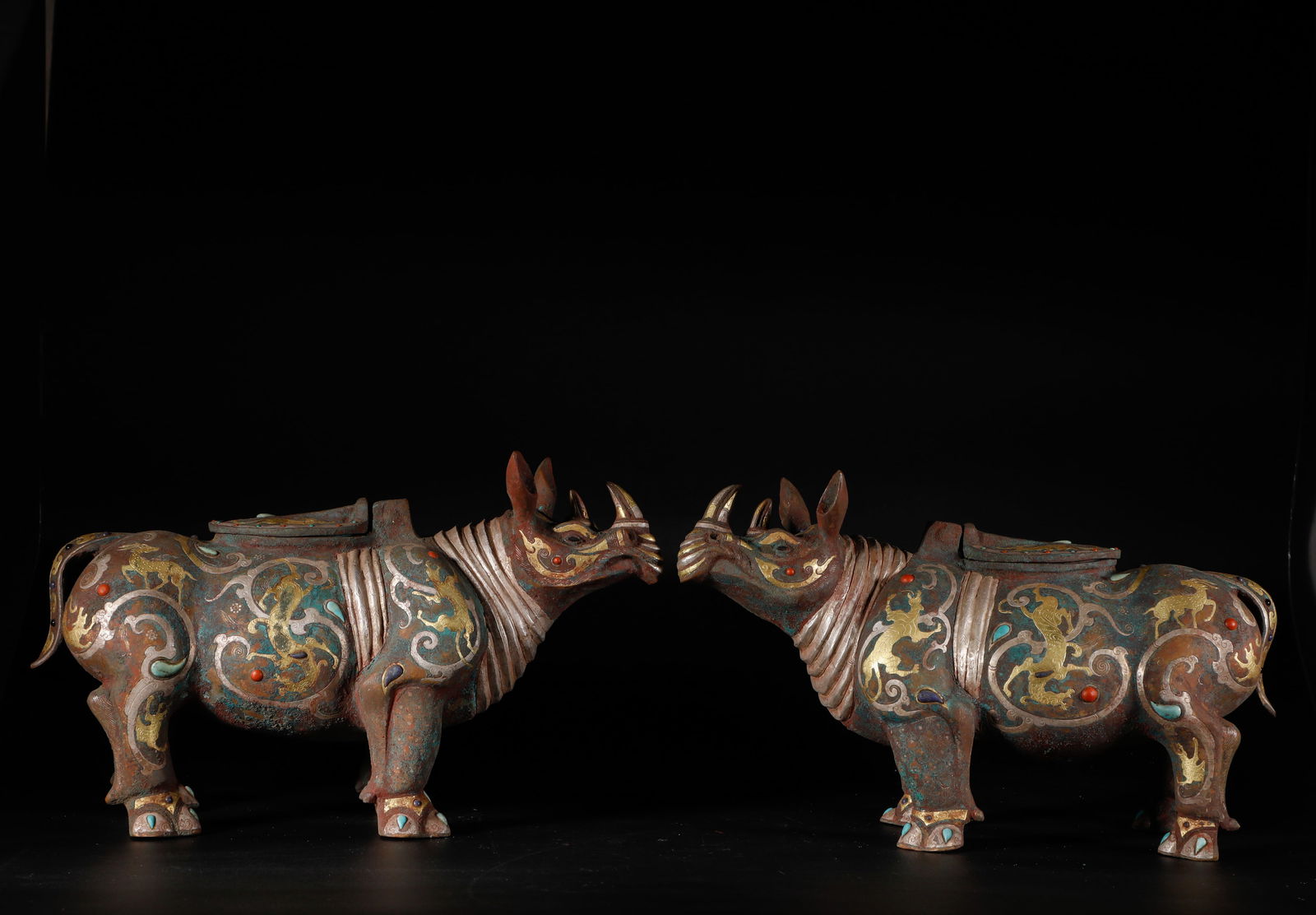 A pair of copper rhinos inlaid with gold from the 3rd century: Height?19cm, width:38cm