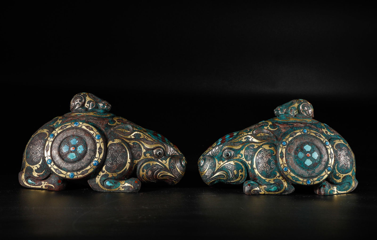 A pair of rabbits inlaid with gold and copper from the 3rd century: Height?17cm, width:35cm